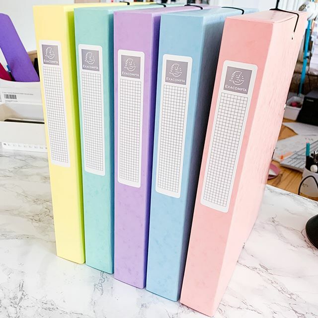 bujoteuse's tweet photo. Je commence l'année en faisant énormément de tri. Armoires, tiroirs de cuisine, papiers au bureau !! Quoi de mieux que ces jolies pochettes d'archivage pour trier et classer vos papiers ?? Format A4, dos 4cm, lien sur la boutique (ils sont en solde) : … https://t.co/r2Kx6ZThDu https://t.co/WypiGRFaFA