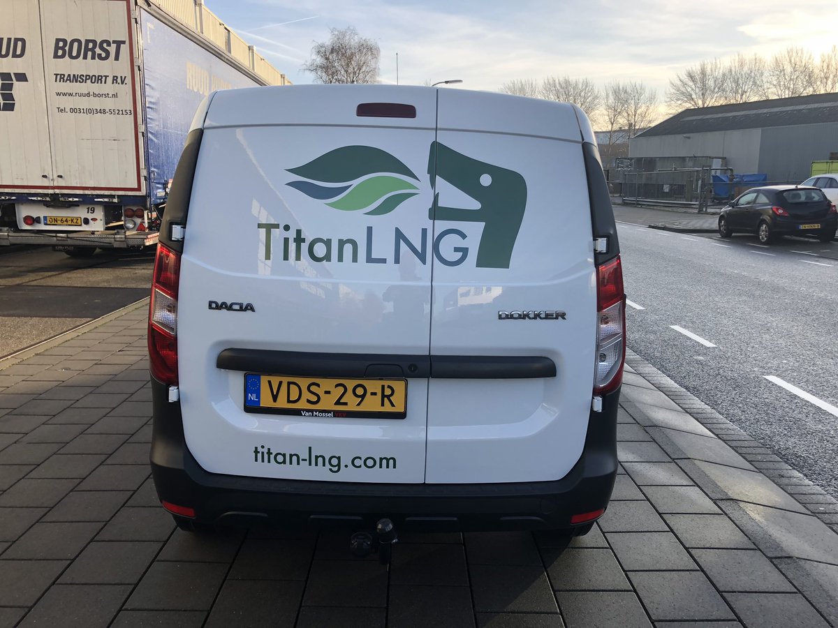 Dockmarks's tweet image. Voor Van Loon Shipping en Titan LNG hebben we de auto’s voorzien van #belettering
#autobelettering #signing