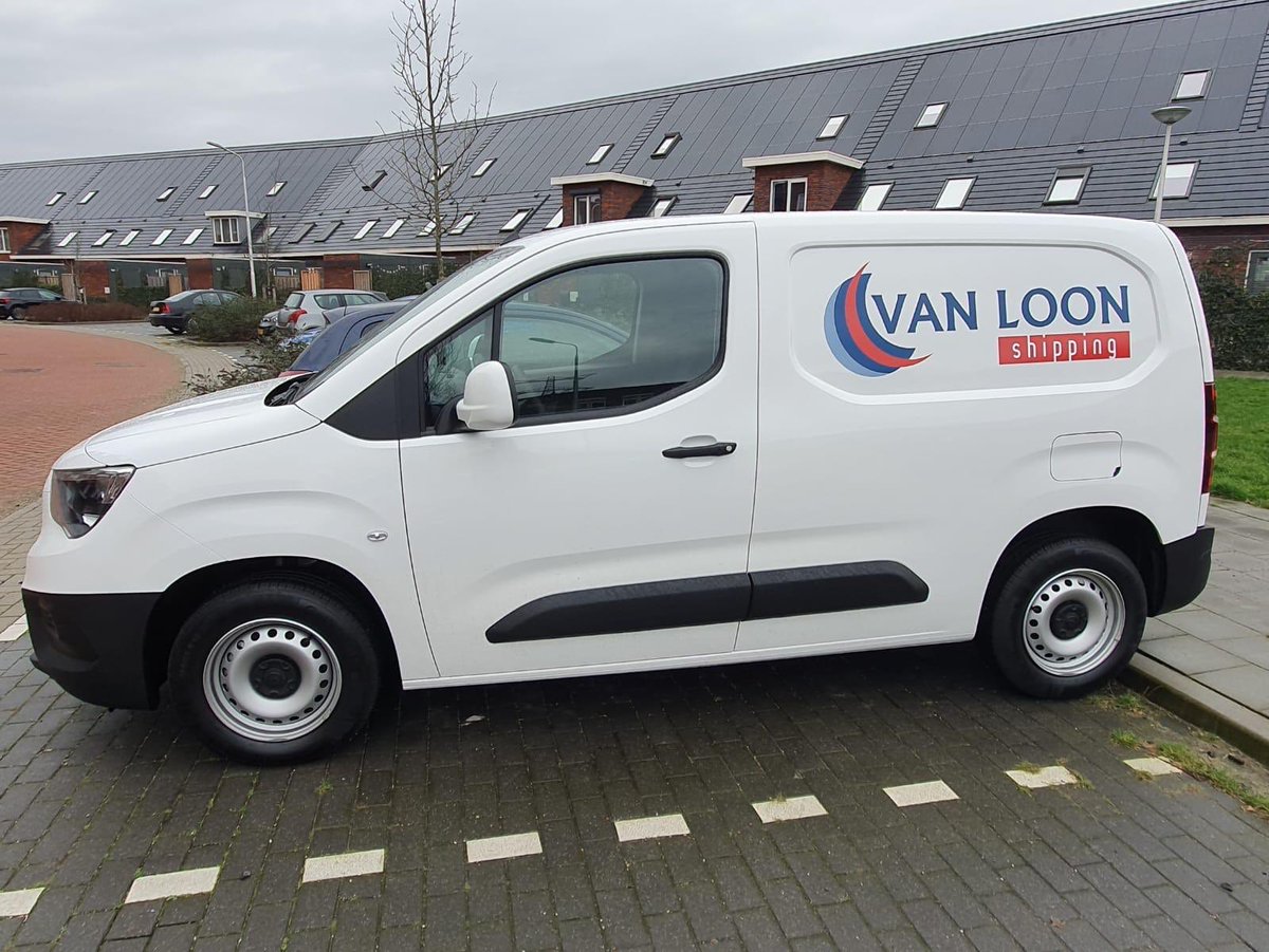 Dockmarks's tweet image. Voor Van Loon Shipping en Titan LNG hebben we de auto’s voorzien van #belettering
#autobelettering #signing