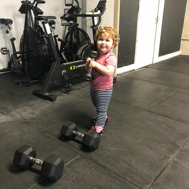 SportsFitLondon's tweet photo. Oh she makes it looks easy! Come join us at familyfit @sw18crossfit Tuesdays 10.45am  book via https://t.co/OXSkBXg3fo #wandsworthfitness #sw18mums #sw18dads #groupfitnessclasses https://t.co/4EXTmz3LH7 https://t.co/YqTlfCqIUB