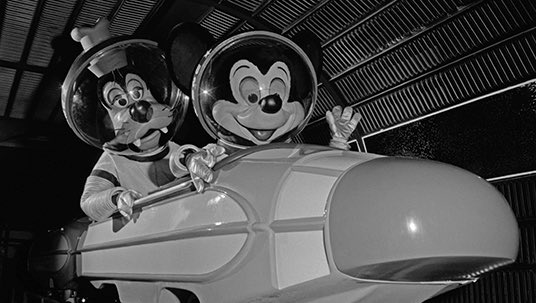 Keep The Disneymagic マジックキングダム パークのスペースマウンテンは グランドオープンから45周年を迎えました 45年前の1月15日 この宇宙ステーションの前でnasaの宇宙飛行士やディズニーランドの音楽部門 ディレクター ジム クリステンセンさん