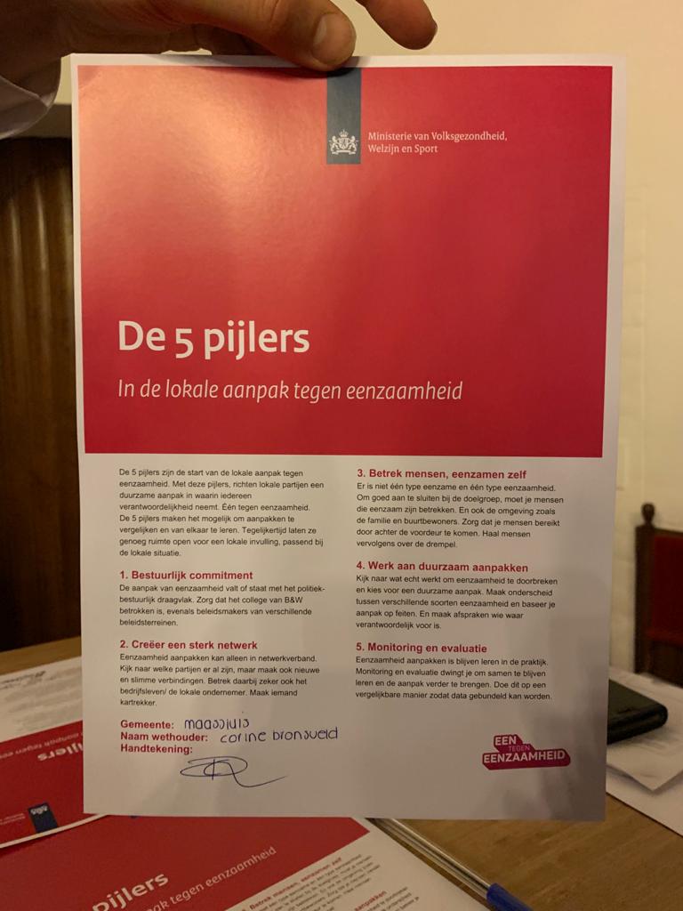 Gem_Maassluis's tweet photo. Wethouder @corinebronsveld tekent namens #maassluis het manifest #eentegeneenzaamheid van minister @hugodejonge van @MinVWS #samenmaassluis https://t.co/26z2vxd3ne https://t.co/0c0ulYHRCc