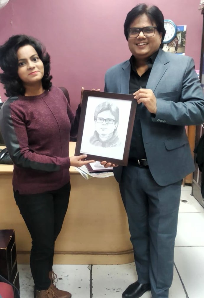 AshokShrivasta6's tweet photo. आज लखनऊ की बेहद प्रतिभाशाली कलाकार @Harshitartistic आफिस आईं और मेरा यह पेंसिल स्केच भेंट किया। हर्षिता का हुनर देखते ही बनता है, तस्वीर खुद बोल रही है सब कुछ ! https://t.co/TsMNojMCvz