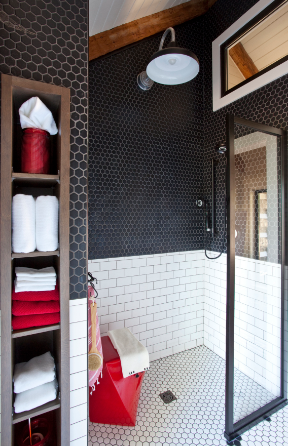 schluterNA's tweet photo. The curbโ curbed. A show-stopping peek at the #MistyMill home- designed and created by the @Chip Wade team.
#SchluterShowerSystem #KerdiDrain
#WalkInWorthy #HouseBeautiful #wadeworkscreative https://t.co/zyAN5nUpZY
