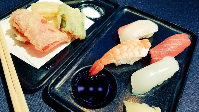 新年のパーティーにお呼ばれしてきました。
すごいパーティーだった…
子供の頃から読んでた先生に会えたり、ずっと大ファンの先生に助言をいただけたり…
なにこれ…夢…? 