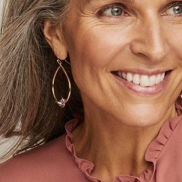 DryFalls's tweet image. Give the gift of @kendrascott this Valentine’s Day with the Presleigh Open Frame Drop earring. These earrings are an everyday reminder of the strength of love in its many forms. More colors in store. #DFOStyle #ValentinesDay #VDayGiftGuide #KnotEarring #DryFallsOutfitters