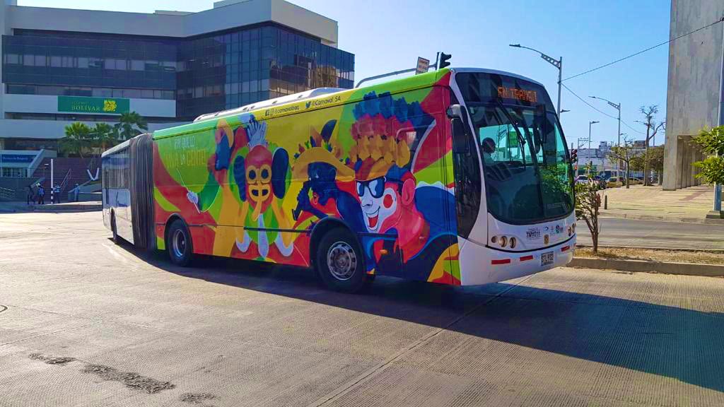 isabellachams's tweet photo. Desde hoy pueden disfrutar del Bus Carnavalero de @transmetrobaq, recorrerá Barranquilla de principio a fin, llevando la alegría de nuestro Carnaval #PaQueSeMuevaLaGente. @Carnaval_SA 🚎🌸 https://t.co/k2RPD9n0io