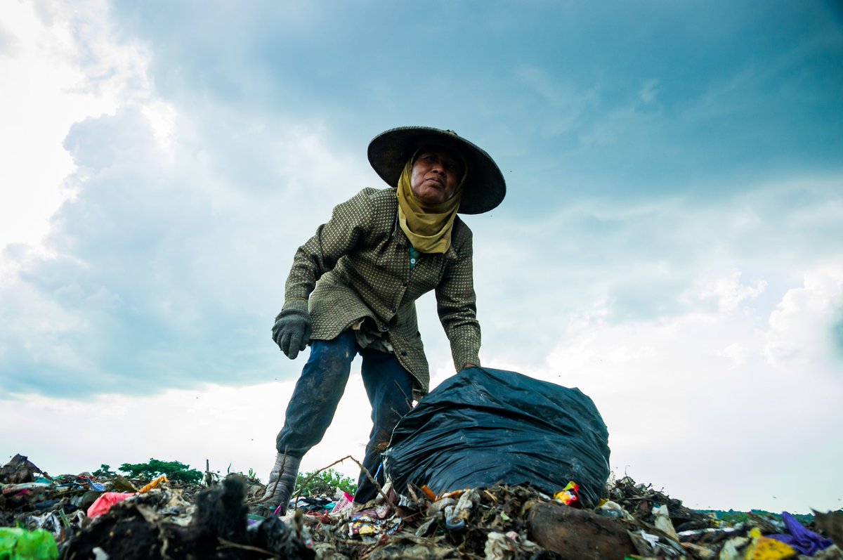 eri666y's tweet photo. Seperti mesin alam pemisah sampah organik dan non organik. Para pengumpul plastik bekas ini berjuang dalam lingkungan yang sama sekali tidak sehat.
@PlastikKebaikan
#LombaFotoKPUK #PlastikUntukKebaikan https://t.co/HNzP9HBGf7