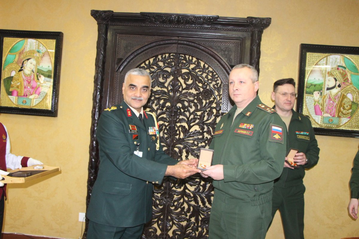 adgpi's tweet photo. Five member #RussianArmy logistics delegation, led by Maj Gen Andrei Kozlov, interacted with #OperationalLogistics delegation of #IndianArmy. Discussed and shared information on aspects of mutual interest on logistic support. https://t.co/BbYY2AmLW0