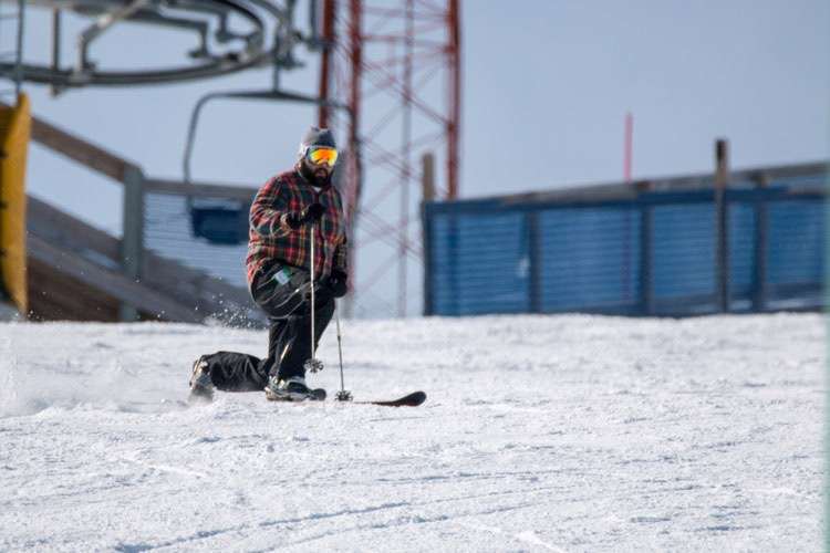 Teleskiermag's tweet image. Telemark turns can turn any mountain into a fun one | @anthvent getting down in #Michigan | 
#SpreadTelemark #FreeheelLife #Telemark #Ski #Skiing #TelemarkSkiing