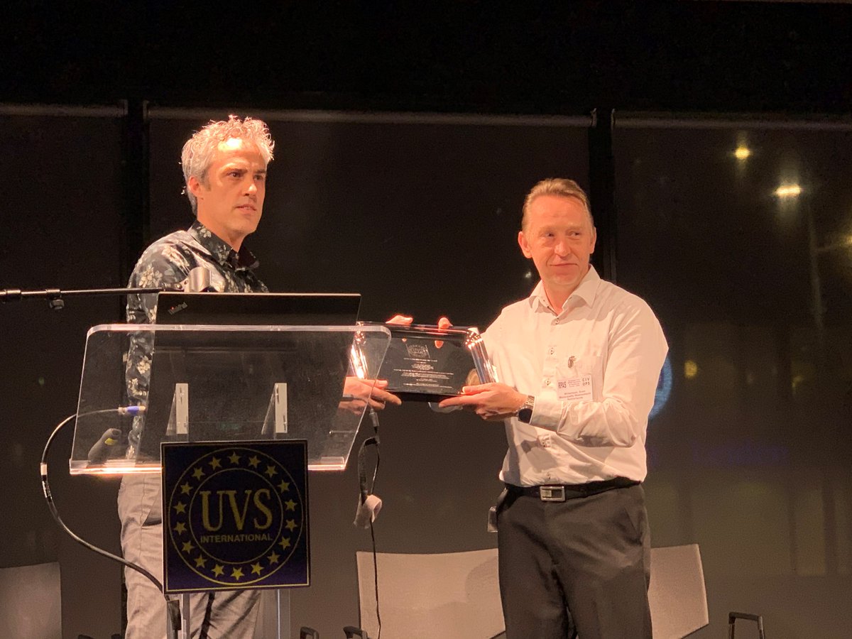 GemWoensdrecht's tweet photo. Gemeente Woensdrecht neemt trots internationale prijs in ontvangst op drone conferentie voor het Europese project Icares. #CatherineFargeonAward #UVSInternational #RPAS #CivOps #UAV #drone #award #aviolanda @Icaresproject #Interreg2Seas https://t.co/LKHMf47YgK