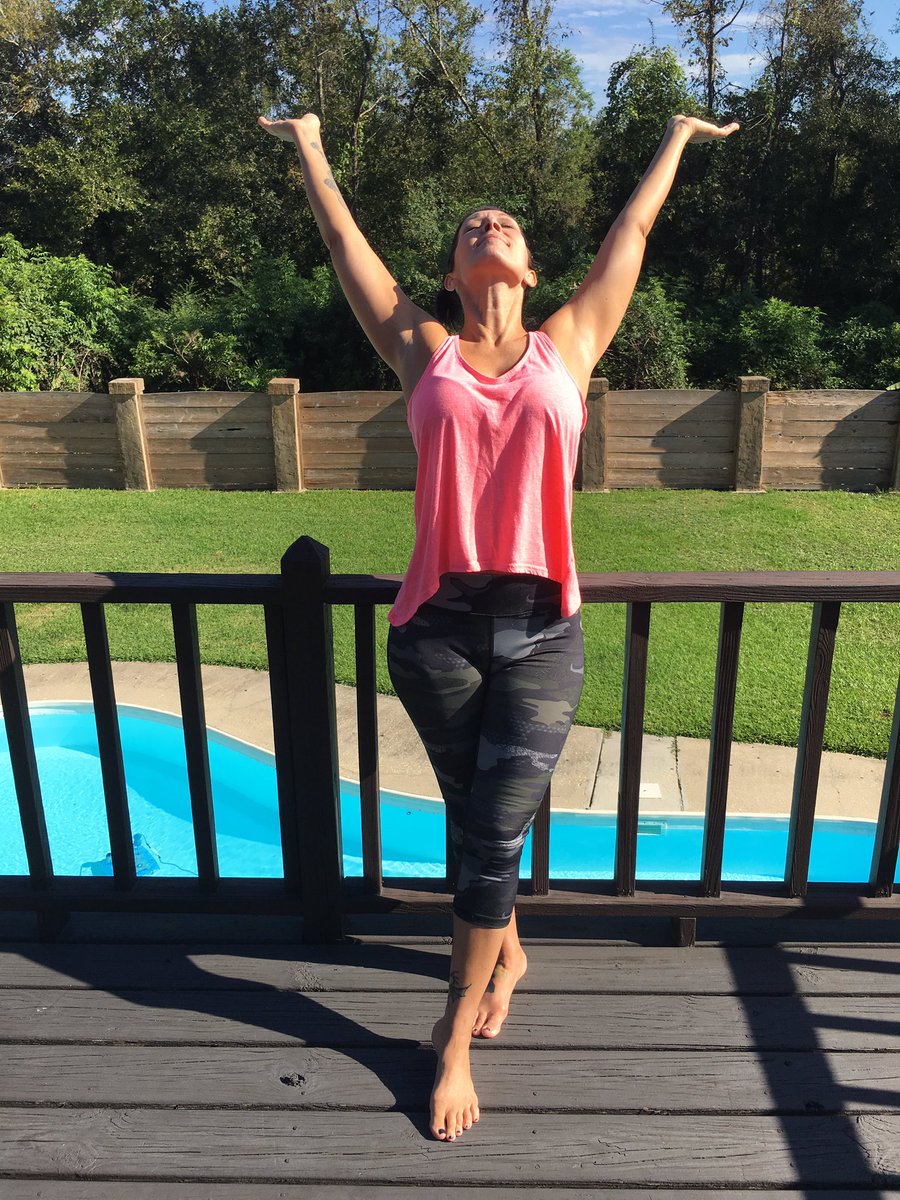 MomupK's tweet photo. 💡 Actively stretching for just 3 minutes in the morning can set the tone for an AWESOME day‼️ Get your body and 🧠 energized before you brush your teeth ⚡️ #momup #momupmovement #weightloss #energy #maketodayawesome #getup #getmoving https://t.co/cqhAgm7qaA