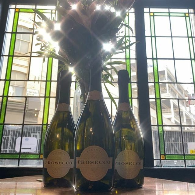 Thirsty Thursday calls for Prosecco, right ?!🥂 #prosecco #thecastlefarringdon #balboni