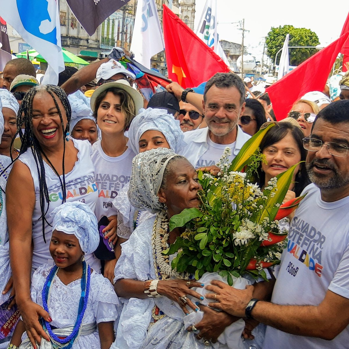 pcdobbahia65's tweet photo. Nosso bloco está na rua em defesa da democracia e da igualdade! ✊🏽❤️👣 
@OliviaSantana65
@ManuelaDavila
@Daniel_PCdoB
@Davidson65
@Alice_Portugal

#pcdobba
#pcdobbahia
#pcdob65 
#PCdoBnaCâmara 
#bonfim
#bonfim2020
#botefénaigualdade 
#lavagemdobonfim https://t.co/TnjoVB1eMl