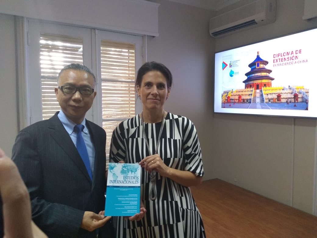ieiuchile's tweet photo. Embajador de la RPC, Xu Bu, junto a la directora del ⁦@ieiuchile⁩ dieron la bienvenida a alumnos del Diploma de Extensión “Entendiendo a China”
⁦@uchile⁩ ⁦@uchileradio⁩ ⁦@dorotealopez⁩ ⁦@jmahumadaf⁩ ⁦@TatianaReinV⁩ https://t.co/oHpScqpE45