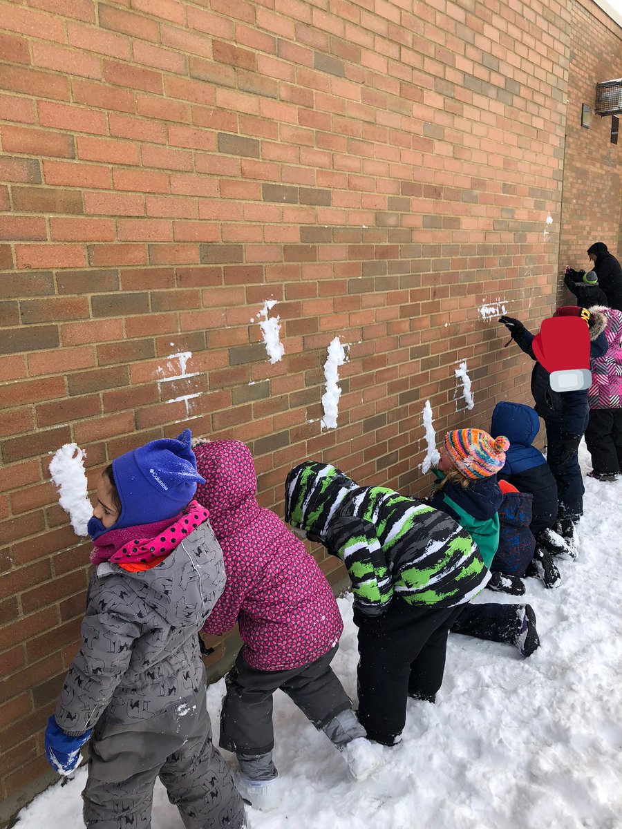 Ms_B_ocsb's tweet image. We are learning about popcorn (sight) words. This week we’re focusing on the word “I” and “the.” We had tons of fun trying to make the word out of snow. #verticalsurface #BeInnovative #outdoorlearning @MmeVadeboncoeur