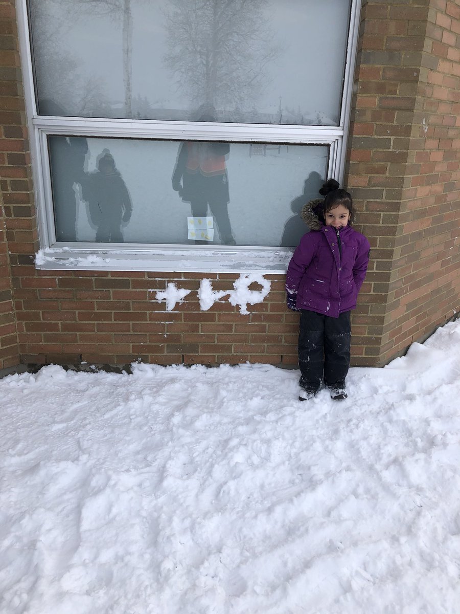 Ms_B_ocsb's tweet image. We are learning about popcorn (sight) words. This week we’re focusing on the word “I” and “the.” We had tons of fun trying to make the word out of snow. #verticalsurface #BeInnovative #outdoorlearning @MmeVadeboncoeur