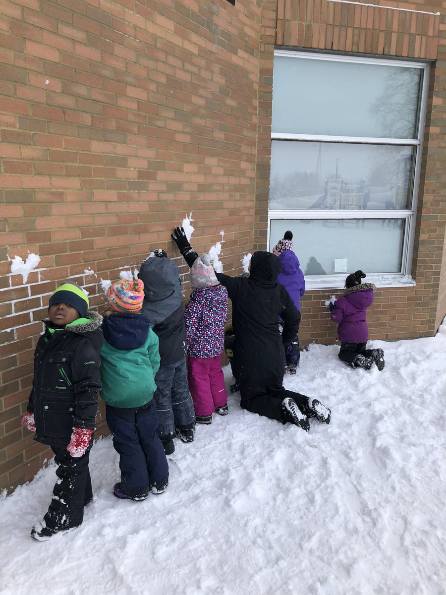 Ms_B_ocsb's tweet image. We are learning about popcorn (sight) words. This week we’re focusing on the word “I” and “the.” We had tons of fun trying to make the word out of snow. #verticalsurface #BeInnovative #outdoorlearning @MmeVadeboncoeur