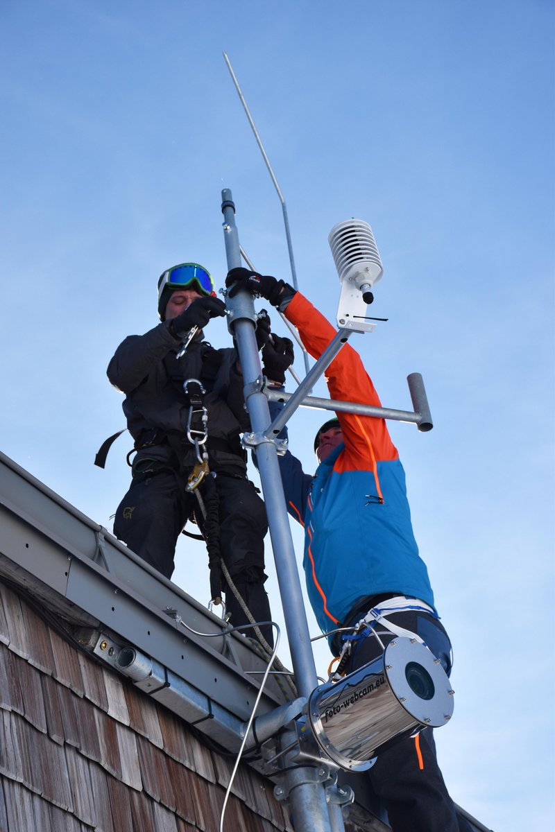 unserlandtirol's tweet photo. Seit gestern übermittelt die höchste #Wetterstation Österreichs Daten an den #Lawinenwarndienst. #LHStvGeisler: "Mit der #Windstation auf der #Adlersruhe am #Großglockner kann der #LWD noch genauere Aussagen zur #Wind- #Schneesituation #inTirol treffen." https://t.co/fBjiNyi37l https://t.co/6TGyAFtOSt