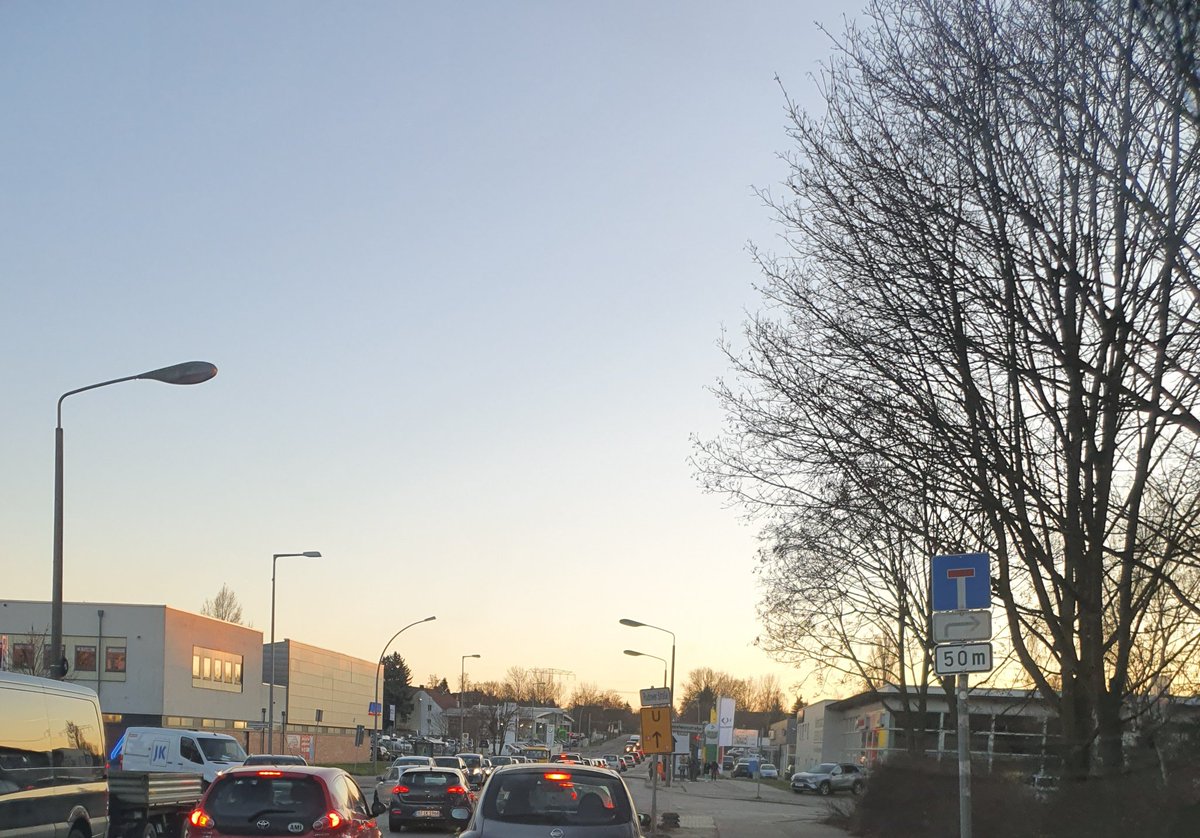 Liebes <a href="/BaBerlinTK/">Bezirksamt Treptow-Köpenick</a> warum musste hier das Linksabbiegen wieder eingeführt werden? Jetzt ist immer Stau und niemand fährt in die Sackgasse Rudower Straße.. #Altglienicke #feierabendverkehr