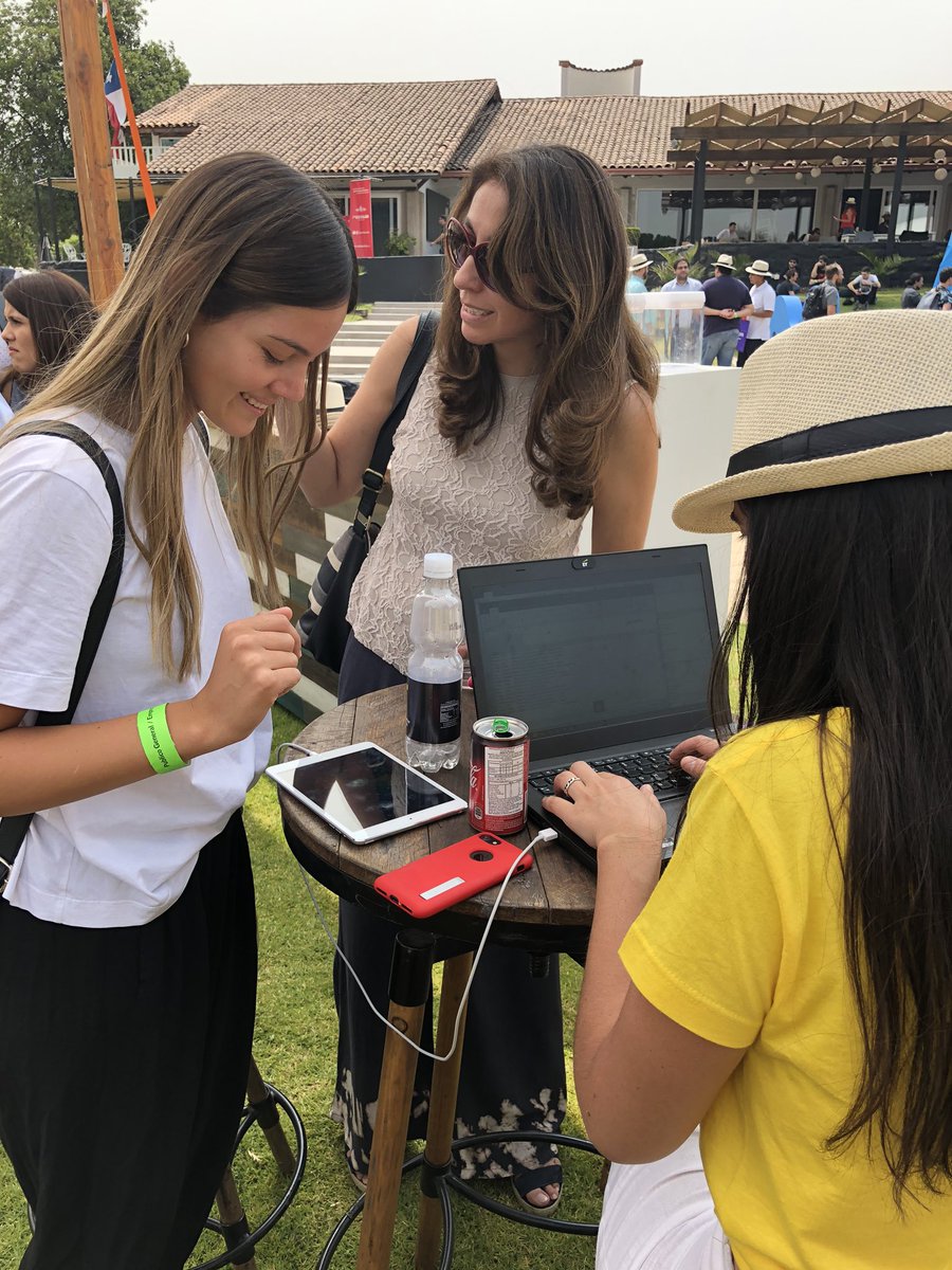 EYChile's tweet photo. Ya estamos en #conecta una instancia donde diversos emprendedores podrán recibir asesorías para sacar adelante sus negocios.
¡Visita nuestro stand y participa por increíbles premios! https://t.co/r2UGkJd2W6