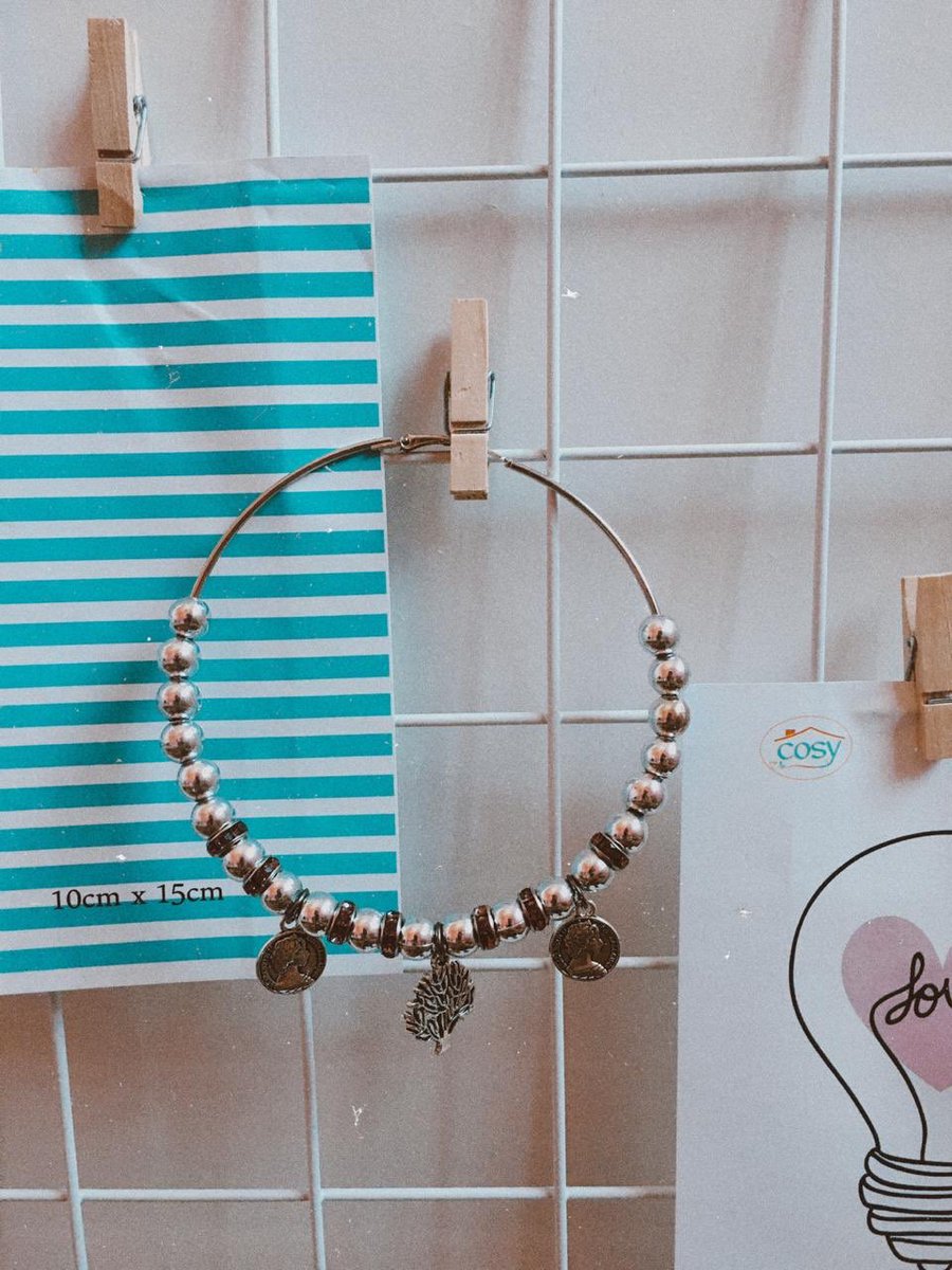 94smdicine's tweet photo. Oii, eu tô vendendo essas argolas decoradas pra poder pagar meu ingresso do Louis e também do Harry (é, to devendo ao meu pai 🥵). Cada par é R$15,00 e eu tenho uma page no IG https://t.co/LYJa3j10O1 pra quem quiser seguir. 

Dêem RT pfv p ajudar a chegar em possíveis clientes💞 https://t.co/a5JgOEqhuE