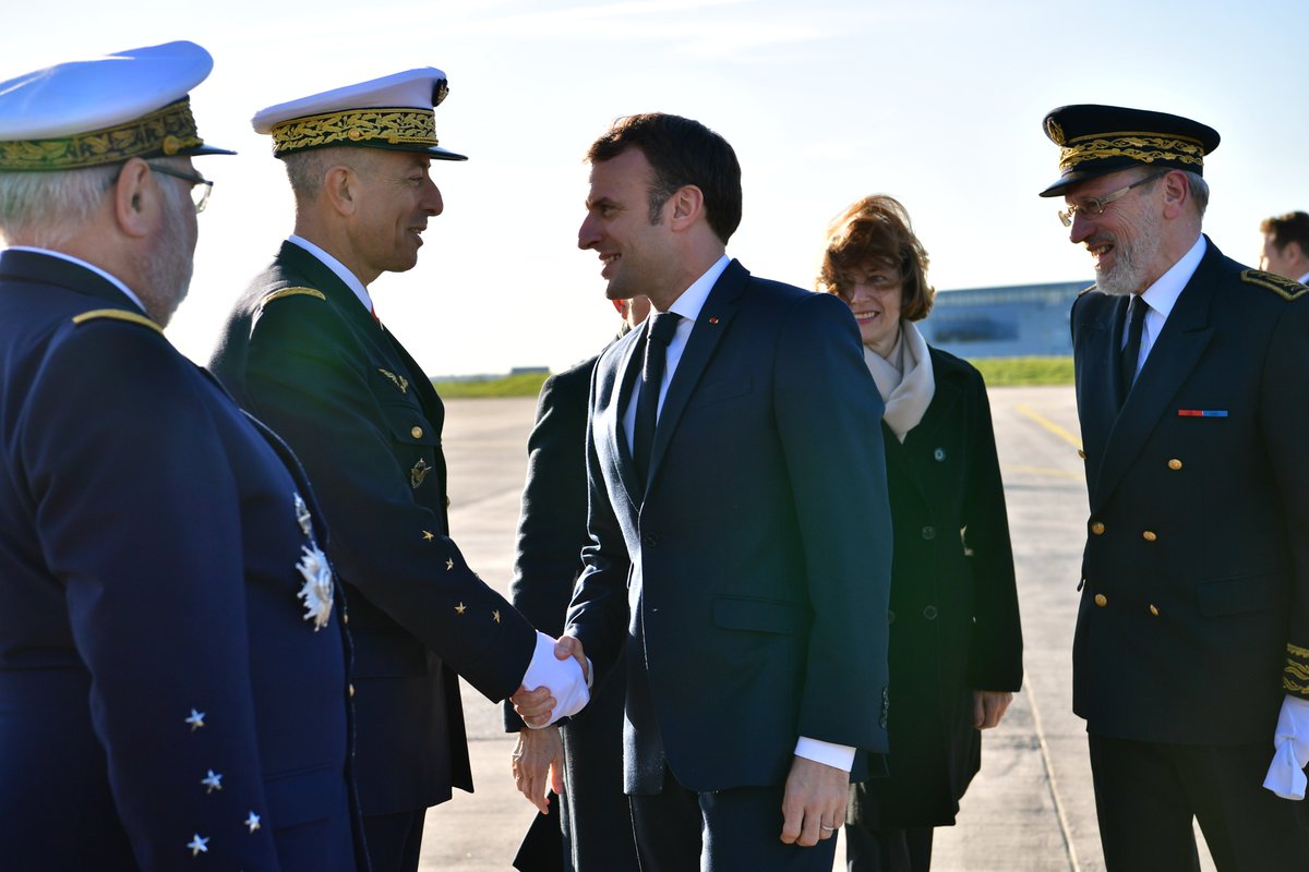 Armee_de_lair's tweet image. #Fildéfense Le Président de la République @EmmanuelMacron est arrivé sur la base aérienne 123 d'Orléans-Bricy pour présenter ses voeux aux armées 📷⤵️