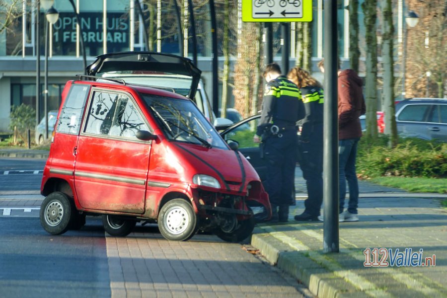 Brommobiel zwaar beschadigd na aanrijding met personenauto in #Amersfoort. 112Vallei.