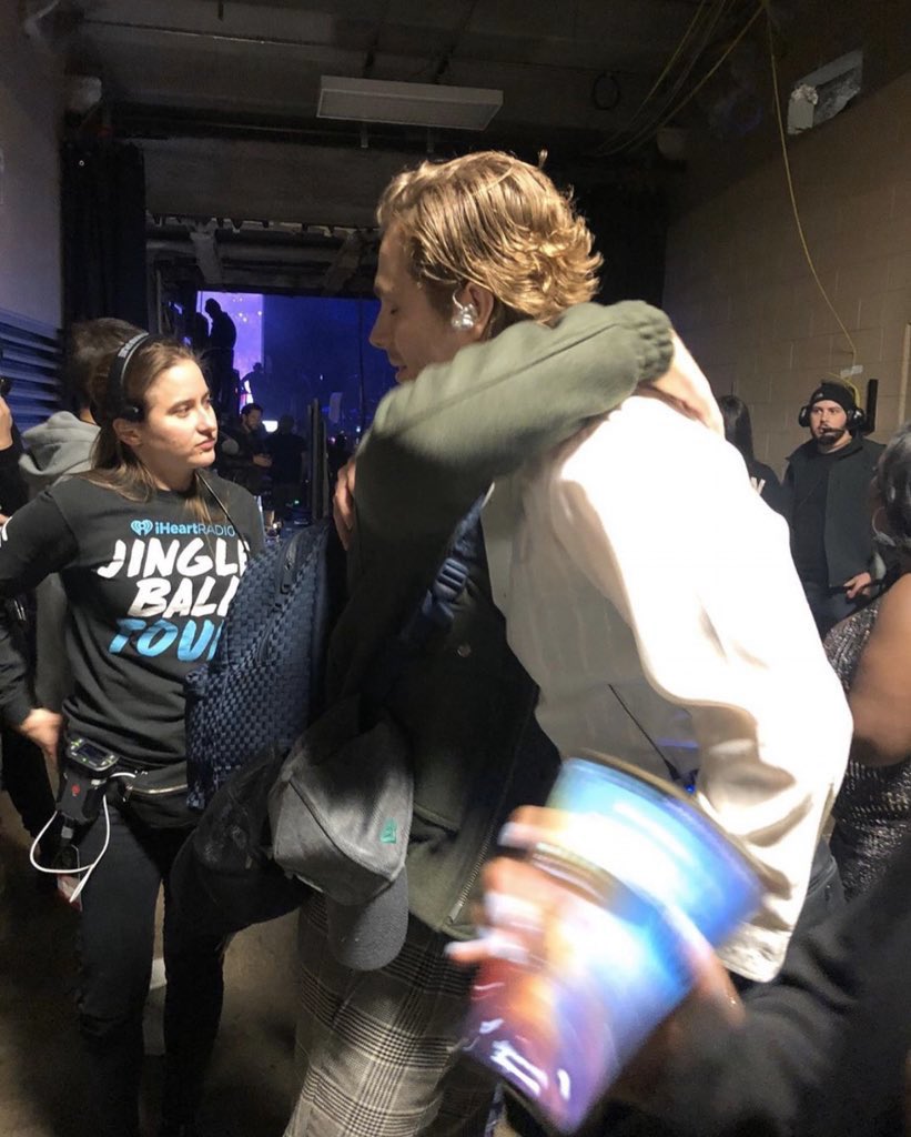 Since Niall is our honorary 5th member of 5SOS, we throw him our vote 💛 #Niallers #BestFanArmy #iHeartAwards 

Follow all things Niall @NHupdatesUS if you’d like to help them vote.