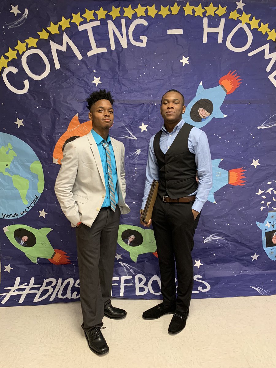 PepRockvale's tweet photo. Yes, career day drip! We’re bummed our mural didn’t make it through the week, but we will have it up during carnival! Juniors, stop by the Jets Pizza table &amp; snap a picture! #blastoffbabies @RockvaleHigh_TN @RVHS_STUCO https://t.co/af1qsQ4dV2