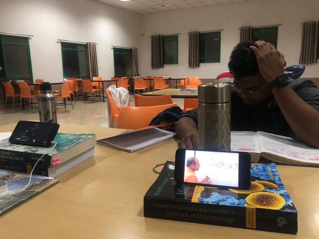 SidShete1's tweet photo. There Are Three Types Of Medicos In library… https://t.co/0RcuHFiq4s