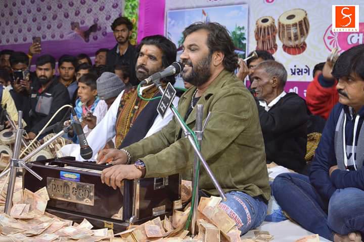 KirtidanGadhvi's tweet photo. Lokdayro at: Kathda, Mandvi
#dayro #lokdayro #music #folk #kathda #mandvi #kirtidangadhvi #kirtidangadhviofficial https://t.co/KYfXXUUOwY