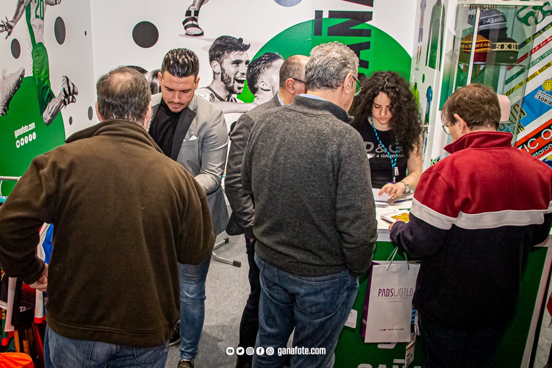 OficialGanafote's tweet photo. 🦗 GAÑAFOTE SOCIAL 👨‍👩‍👦‍👦 | ¡Tercer y último día en Madrid! Solo tenemos palabras de agradecimiento por la acogida y el valor que le dan a nuestra marca todos los que han visitado nuestro stand en esta #Promogift2020 🙌🏼💪🏽 https://t.co/8hWNdiQlXS