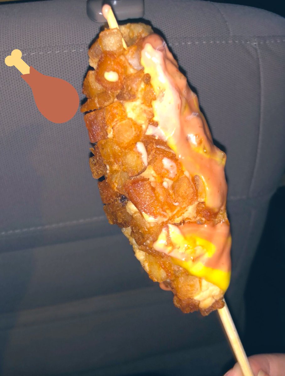 isaradeee's tweet photo. كنت في ونتروندرلاند وحاطة في راسي إني أجرب هذا المطعم اللي جاي من #الكويت 🇸🇦🇰🇼
عندهم تشيك ستيكس أون بوتيتو عبارة عن دجاج ستريب مغطى بالبطاطس وصوص وقيمته (١٢ ريال💰)
الطعم لذيذ  👍🏼😍
الانتظار في اللاين ممكن ياخذ منك ربع ساعه والخدمة بطيئة🐢
راح يفتح في طريق الملك عبد العزيز https://t.co/dye5ASOeTs
