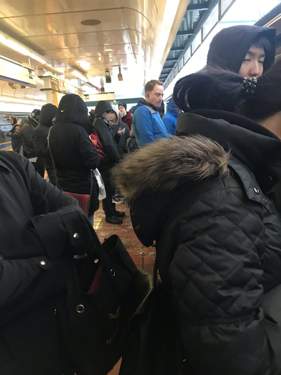 DaphneLiou's tweet photo. #Snowfall2020 #Translink #FAIL 
No train for almost one hour...then it finally came but no one can get in 😫🤷‍♀️ https://t.co/U2qHvs1dFz