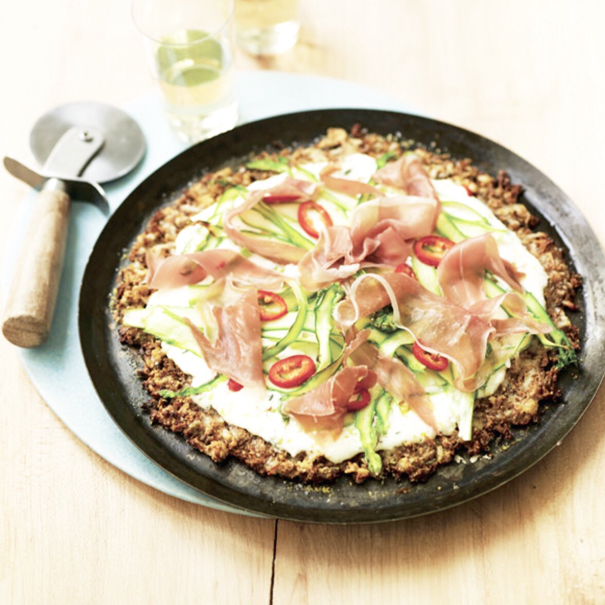 From my book!🚨Cauliflower Crust with Asparagus + Prosciutto Topping! nikkidinkicooking.com/blog/cauliflow… #meatontheside #cauliflowercrust #cauliPOWER #alternatecrust #glutenfree #eatyourveggies #hiddenveggies #moreveggiesplease