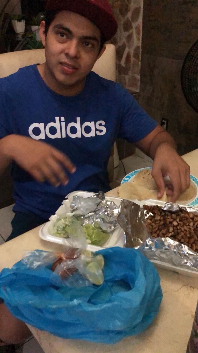 Cid4Omar's tweet photo. Estar triste querer hablar y que tu amigo Lega vaya a tu casa y te lleve la cena para que te sientas mejor... es algo que valoro. @EdgarCH_ vales oro hermano! https://t.co/CuyEEIvvAo