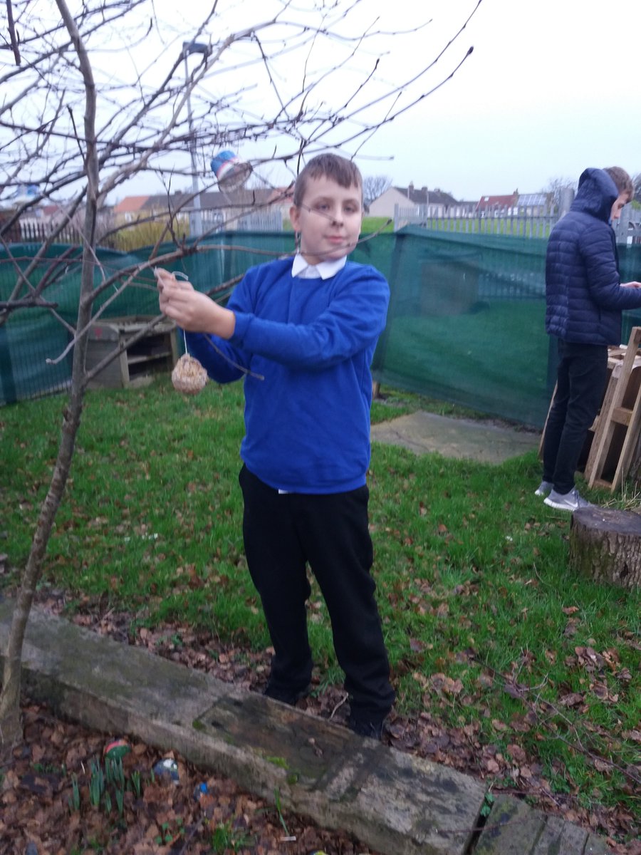 ToniGPASP's tweet photo. @ShawheadPS 
Brendan making pine cone feeders for the bird's.👍 https://t.co/ZRtvPPoRTM
