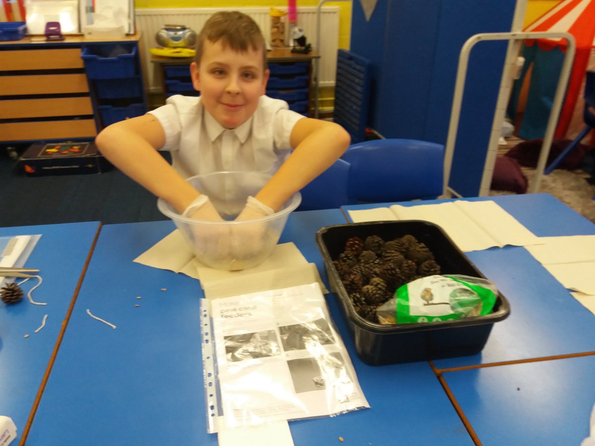 ToniGPASP's tweet photo. @ShawheadPS 
Brendan making pine cone feeders for the bird's.👍 https://t.co/ZRtvPPoRTM