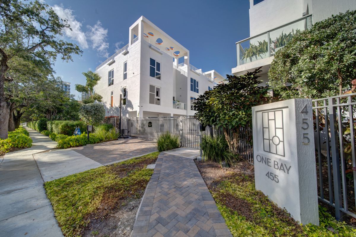 LaPlayaMiami's tweet photo. #BrokersOpen TODAY | One Bay Residences: THE ONLY TOWNHOMES IN THE MIAMI DESIGN DISTRICT! 5% Commission - Join us from 12 to 3 pm https://t.co/YHIOCeuzyd https://t.co/XKRwjMAHSI