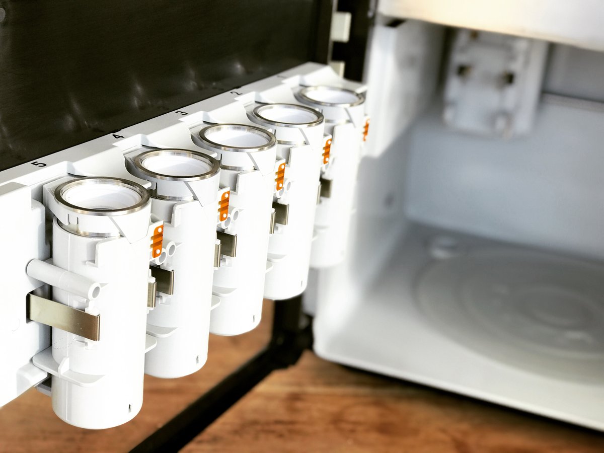 Foodini has room for up to 5 food capsules that automatically exchange as needed. One capsule at a time is used for printing. Each capsule has its own nozzle; Foodini does not use the same nozzle for capsules that are automatically exchanged. Hello easy multi-ingredient prints!