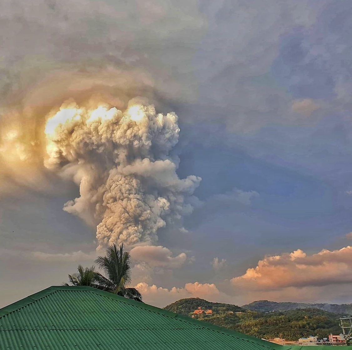 Rooftop view of a towering ash cloud colliding with the sky. This view of the recent Taal Volcano eruption in the Philippines was safely captured by IG contributor @nini_patience 📷🌋 #volcano #Philippines #TaalEruption