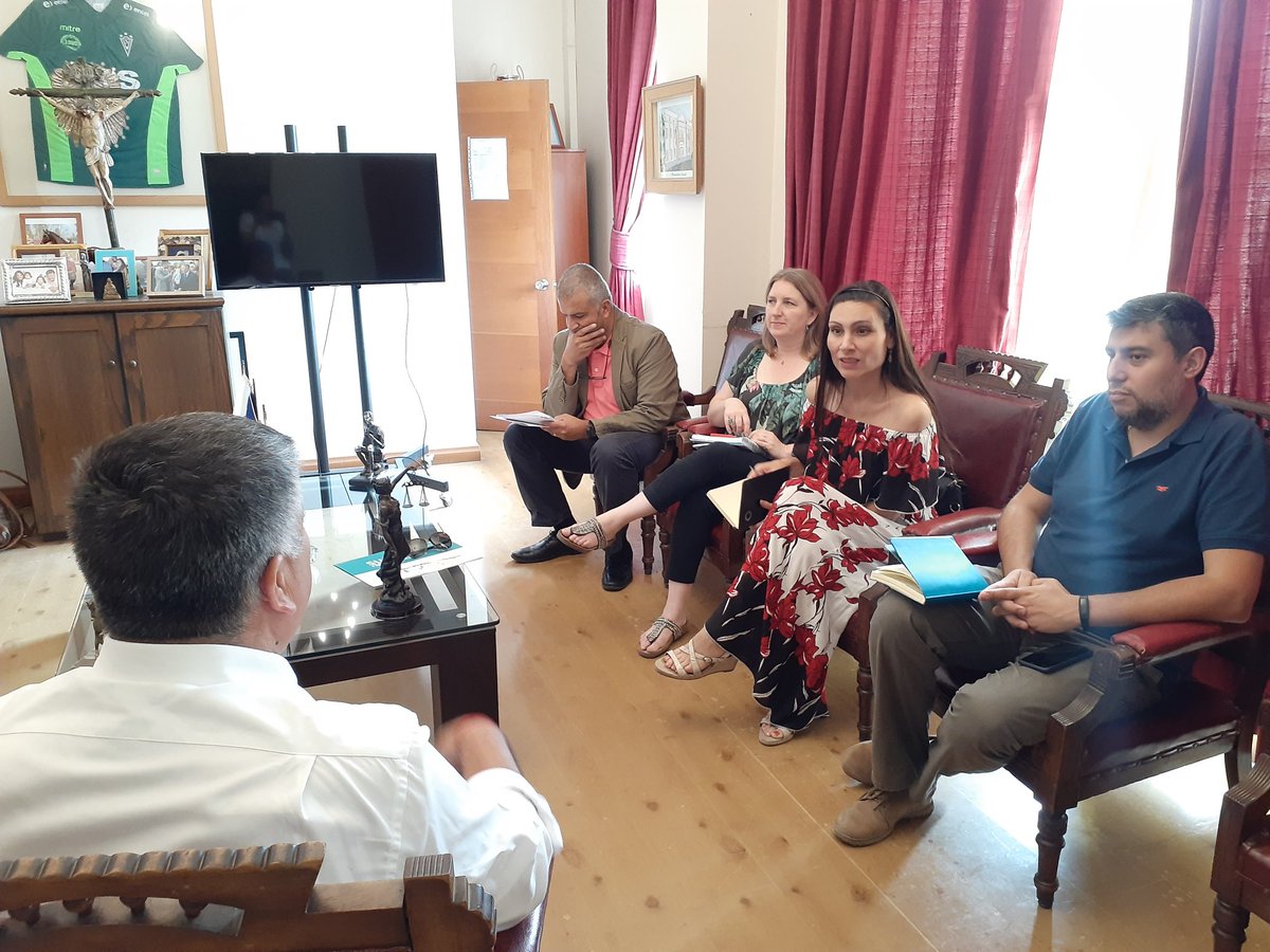 EnergiaValpo's tweet photo. seremi @MFPinochet junto a la Jefa de Unidad regional de @SUBDERE_Valpo @SusanneSPi se reúnen con Presidente de la Asociación de Municipalidades región de Valparaíso @danielmoralese para proponer proyecto de apoyo energético fotovoltaico☀️ para los Sistemas de Agua💧Potable Rural https://t.co/bJOe7sPPHe