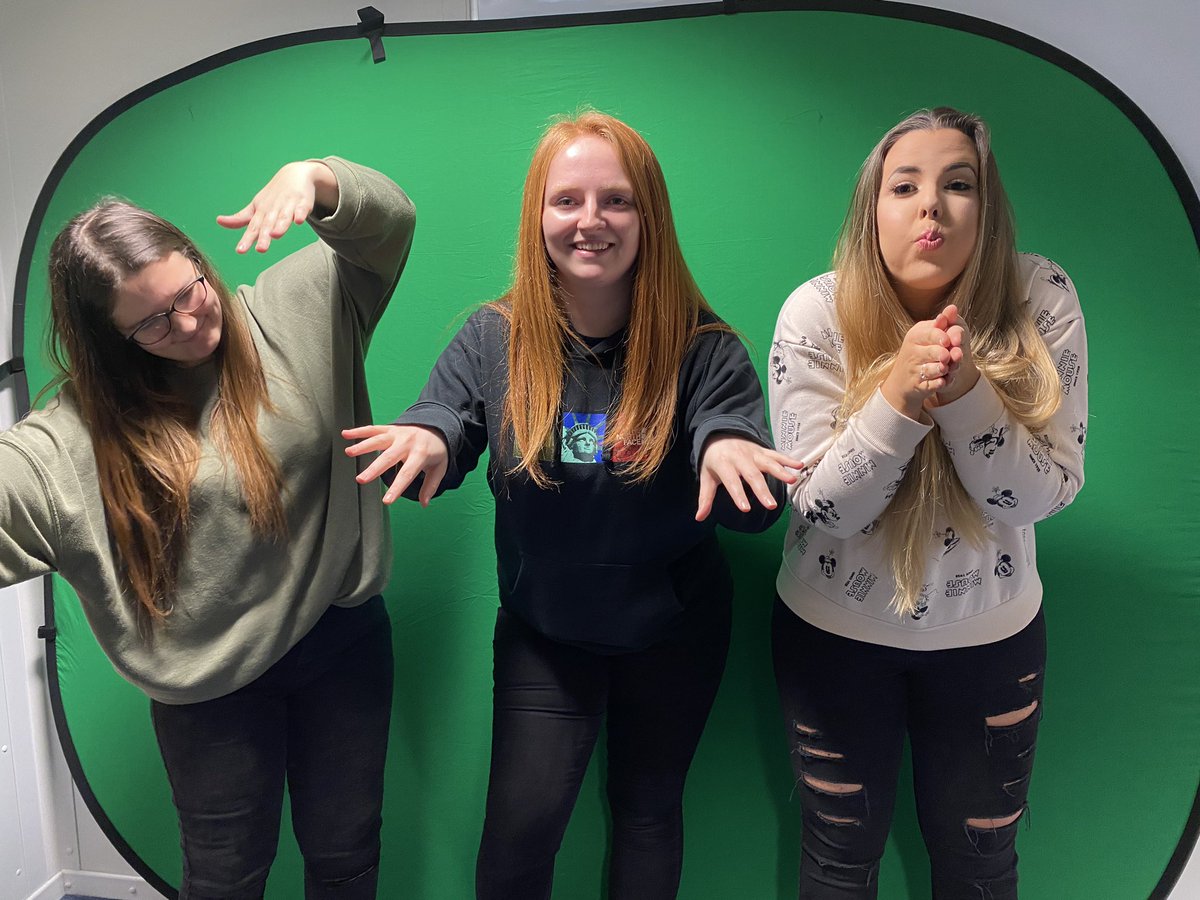 Rees_PES's tweet photo. Learning how digital skills can be brought into the classroom with green screens... what an adventure ! #TeachingIsBeautiful #BadBoysForLife @TutorJules https://t.co/ISCR143HQ2