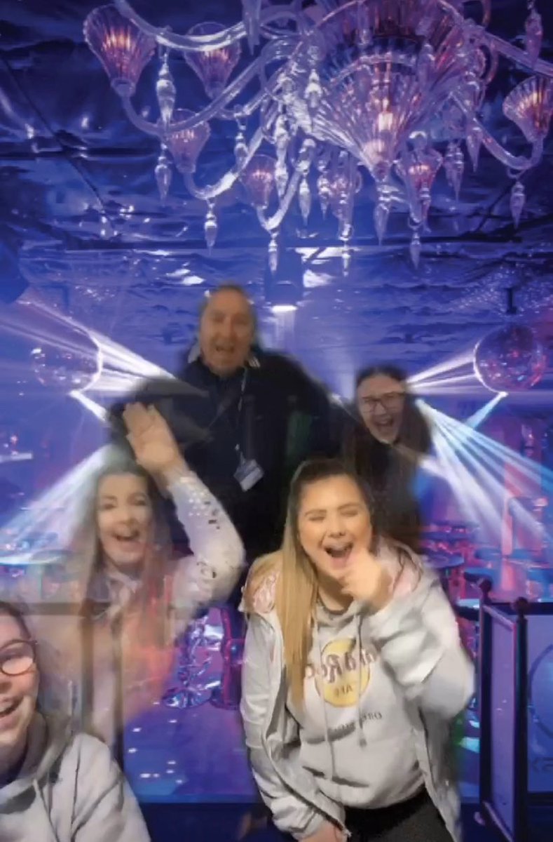 Rees_PES's tweet photo. Learning how digital skills can be brought into the classroom with green screens... what an adventure ! #TeachingIsBeautiful #BadBoysForLife @TutorJules https://t.co/ISCR143HQ2