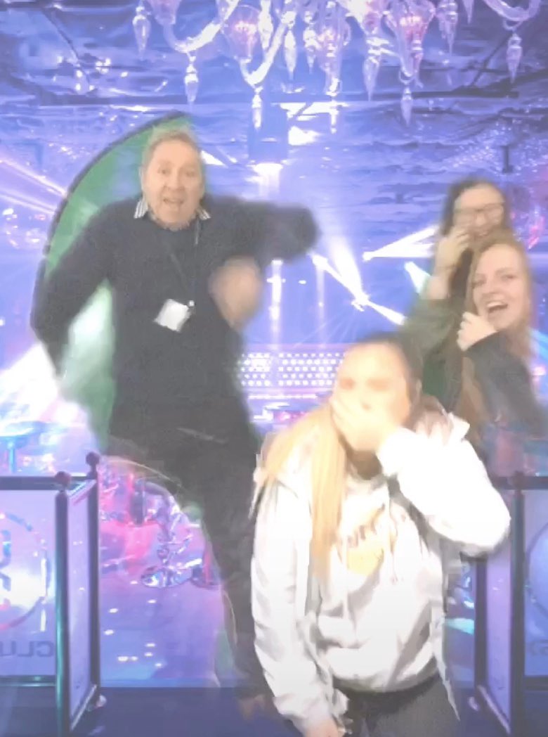 Rees_PES's tweet photo. Learning how digital skills can be brought into the classroom with green screens... what an adventure ! #TeachingIsBeautiful #BadBoysForLife @TutorJules https://t.co/ISCR143HQ2