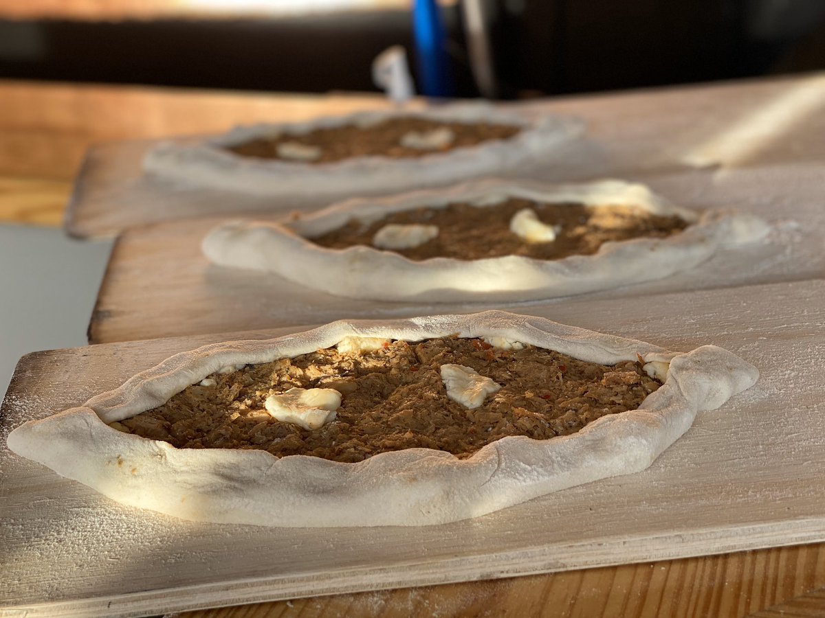 BalkanTreatBox's tweet photo. The pides are HOT the weather is COLD... join us for lunch and warm up with one of our delicious dishes. See you at 11! #eatwell #stlfoodscene #stlouis #stleats #pides #cevapi #döner #balkancusines https://t.co/ngEv49OgLp