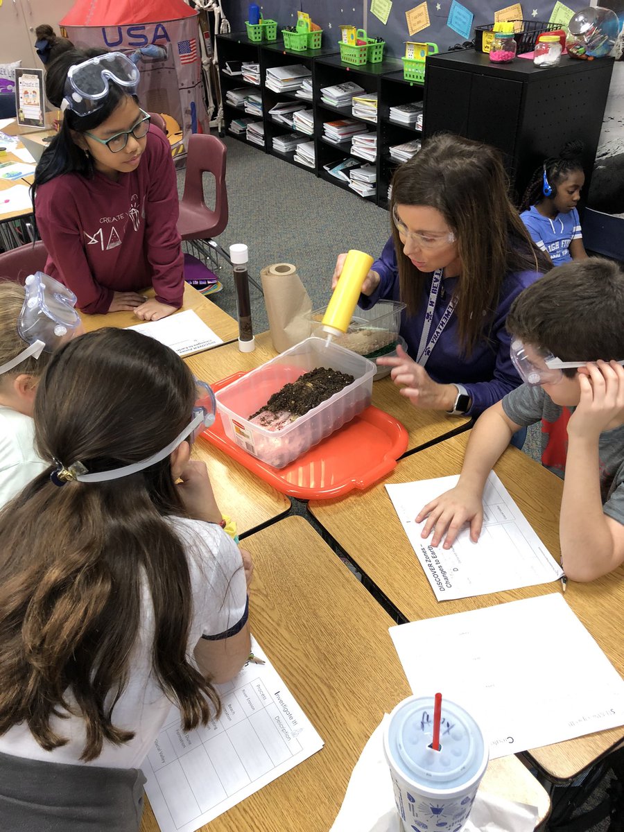 Central_AISD's tweet photo. Our earth is constantly changing! Science stations give students the opportunity to experience and explore zones. #boldschool #ForTheFuture #CelebratingCentral https://t.co/59V5Wxwv3a