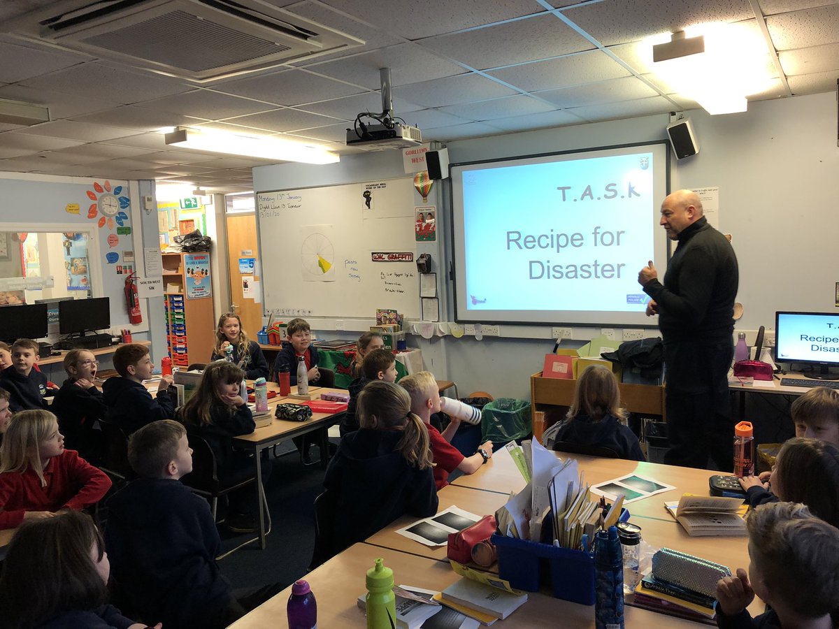 Hendrefoilan's tweet photo. PC Craig spoke to Year 4 about the dangers of smoking and alcohol on Monday. #hdfpy4 #hdfpphse https://t.co/viFEI8NP8J