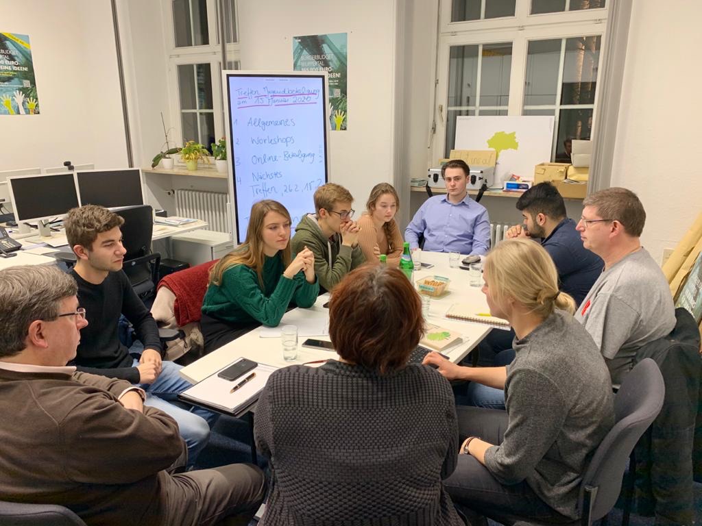 Gestern haben wir uns wieder mit Jugendlichen vom Wuppertaler Jugendrat getroffen und weiter an unserem Projekt "TalJubel - Du redest mit!" gearbeitet. Tolle Runde, konstruktive Ideen und ganz viel Motivation :) Danke für die gute Zusammenarbeit!